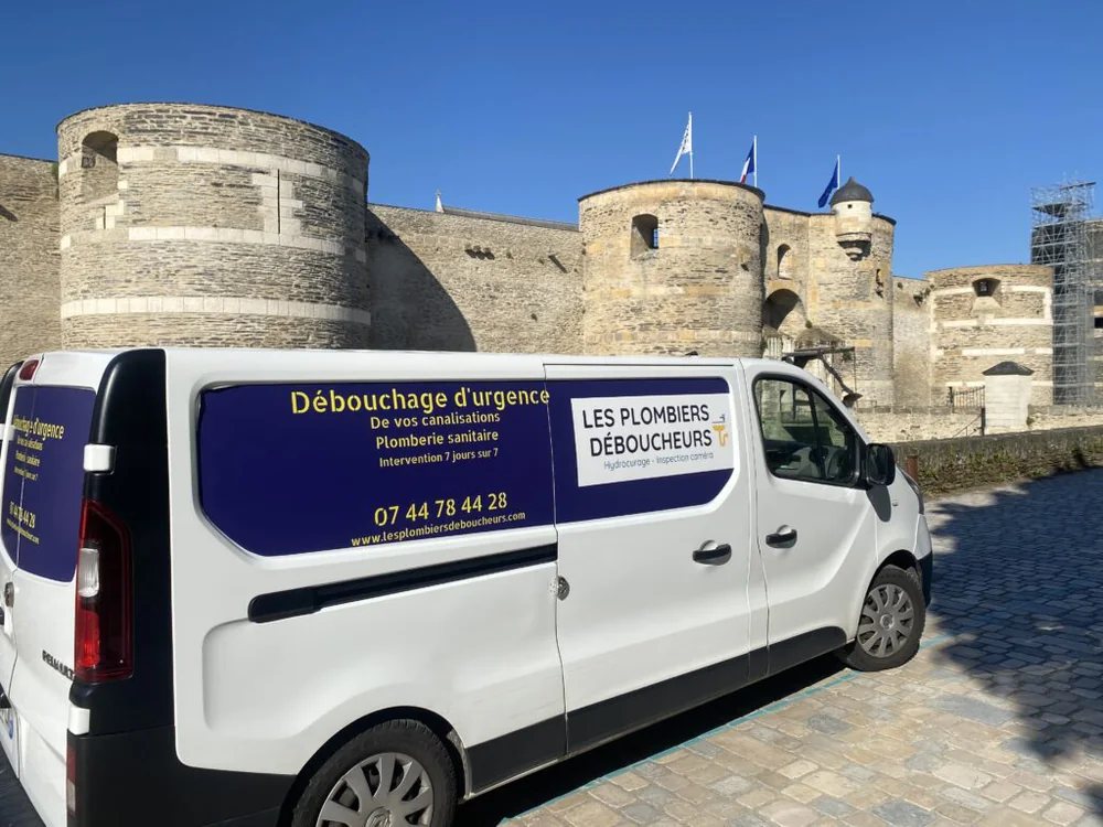 Le camion des Plombiers Déboucheurs devant le château d’Angers